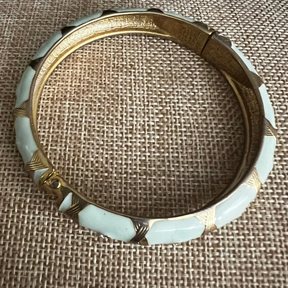 Vintage Mint Green Enamel Gold Tone Hinged Bangle Bracelet 7.25